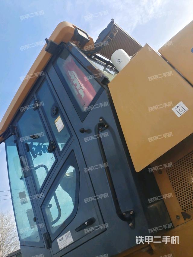 左側(cè)正面照（壓路機(jī)駕駛室）