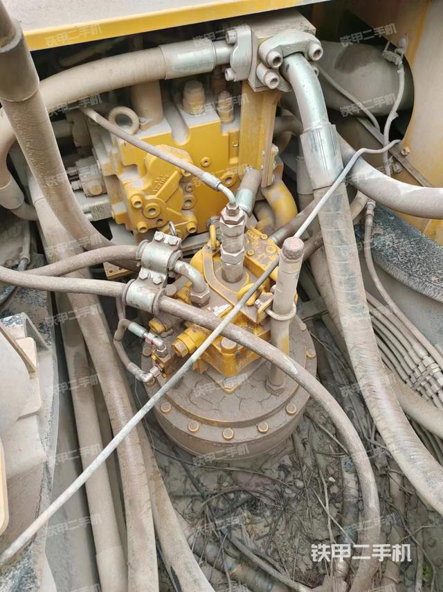 回转马达和主控阀（整机外观）