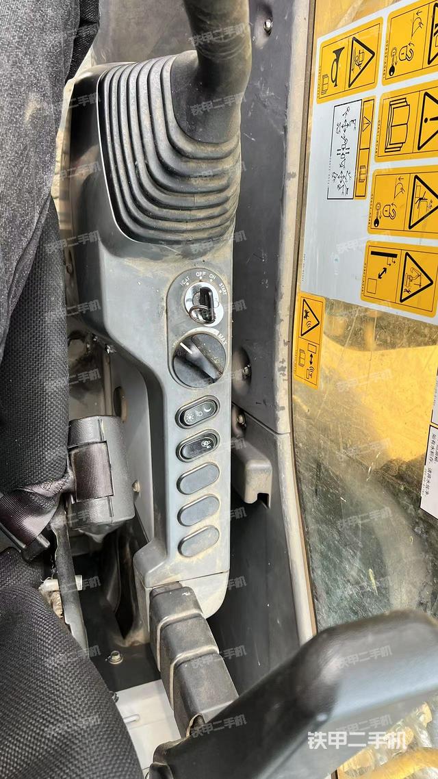 座椅右側(cè)控制臺/鑰匙門/油門/含右手柄（駕駛室部分）