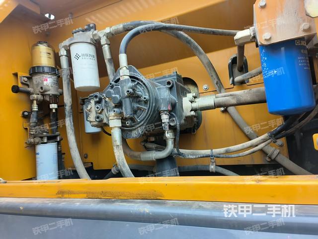 液压泵舱室正面整体（整机外观）