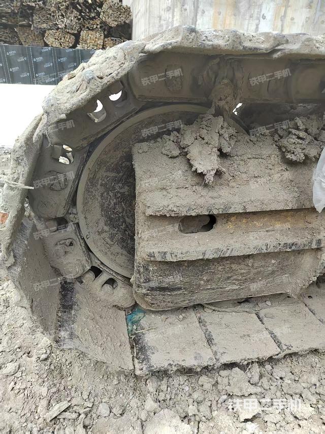 單側(cè)履帶整體(整機(jī)外觀) 單側(cè)履帶整體(整機(jī)外觀)