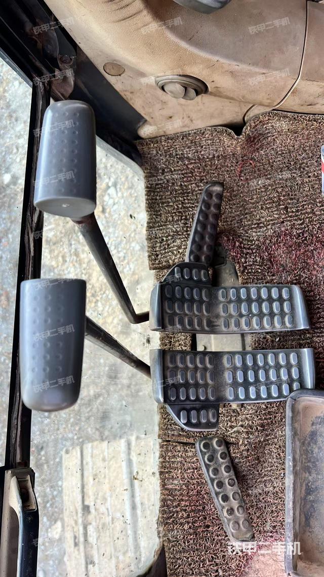 行走控制手柄和踏板?俯拍(駕駛室部分) 行走控制手柄和踏板?俯拍(駕駛室部分)