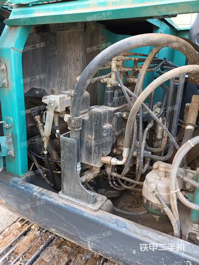 液壓泵艙室正面整體(整機(jī)外觀) 液壓泵艙室正面整體(整機(jī)外觀)
