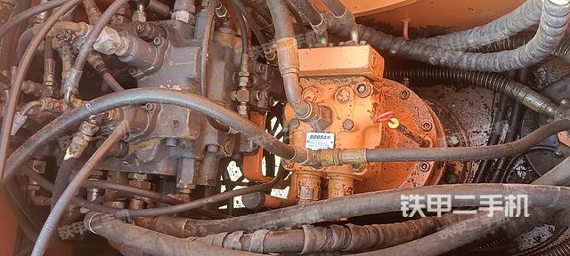 回轉(zhuǎn)馬達(dá)和主控閥（整機(jī)外觀）