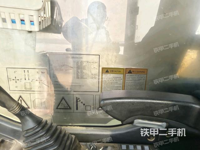 左后方玻璃角標（駕駛室部分）