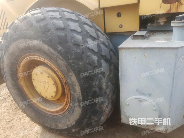 后輪右側(cè)全景（壓路機(jī)前后車架）