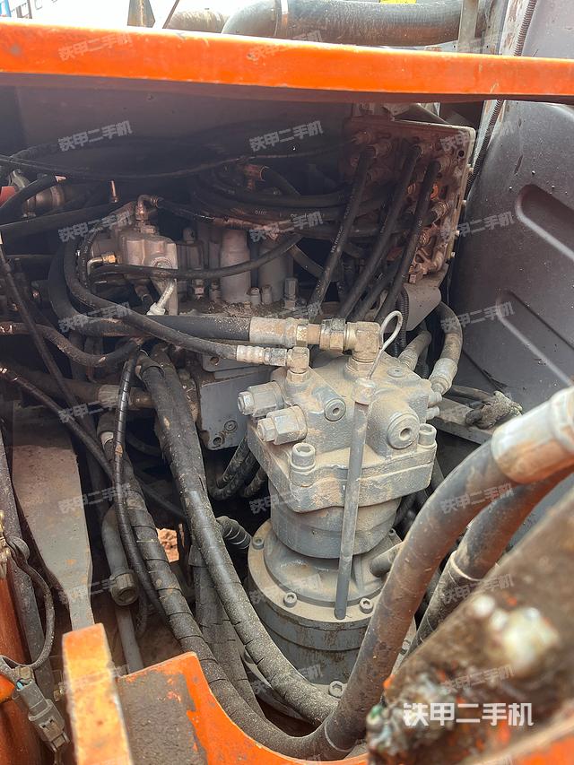 回转马达和主控阀（整机外观）