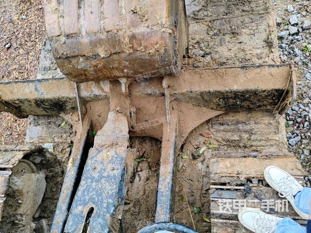 轉(zhuǎn)盤(pán)和下車(chē)架正前（工作和回轉(zhuǎn)裝置）