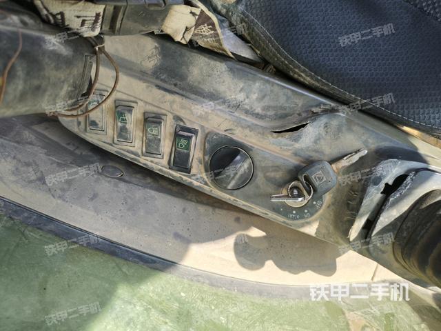 座椅右側(cè)控制臺(tái)/鑰匙門/油門/含右手柄（駕駛室部分）