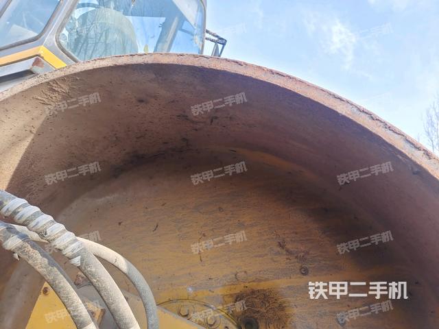 后輪左側全景（壓路機前后車架）