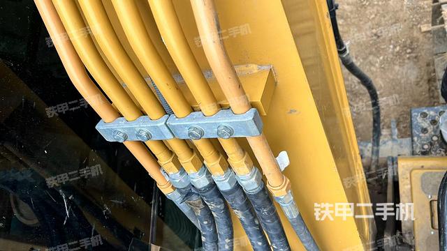 大臂背部俯視(工作和回轉(zhuǎn)裝置) 大臂背部俯視(工作和回轉(zhuǎn)裝置)