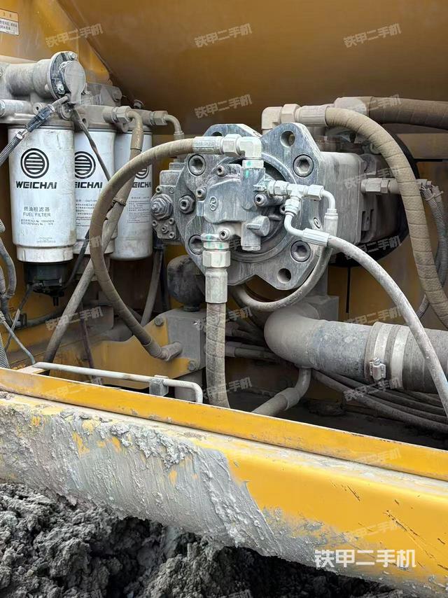 液壓泵艙室正面整體(整機外觀) 液壓泵艙室正面整體(整機外觀)