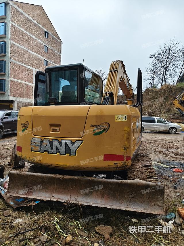 液压泵舱室正面整体（整机外观）