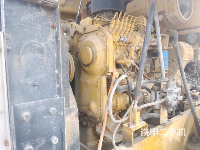 發(fā)動機上部全景（壓路機發(fā)動機艙）