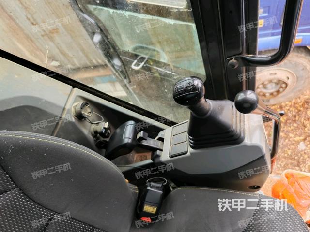 座椅右側(cè)控制臺(tái)/鑰匙門(mén)/油門(mén)/含右手柄（駕駛室部分）