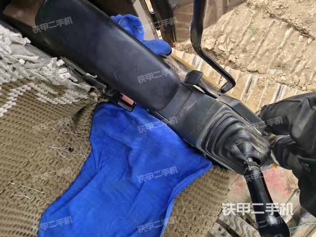 行走控制手柄和踏板?俯拍（駕駛室部分）