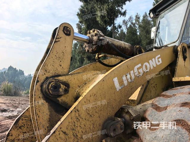 鏟斗油缸側(cè)面（工作裝置）