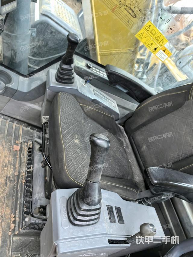 行走控制手柄和踏板?俯拍(駕駛室部分) 行走控制手柄和踏板?俯拍(駕駛室部分)