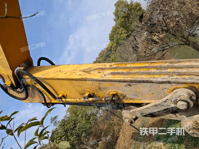 大臂油缸整体 竖拍（工作和回转装置）