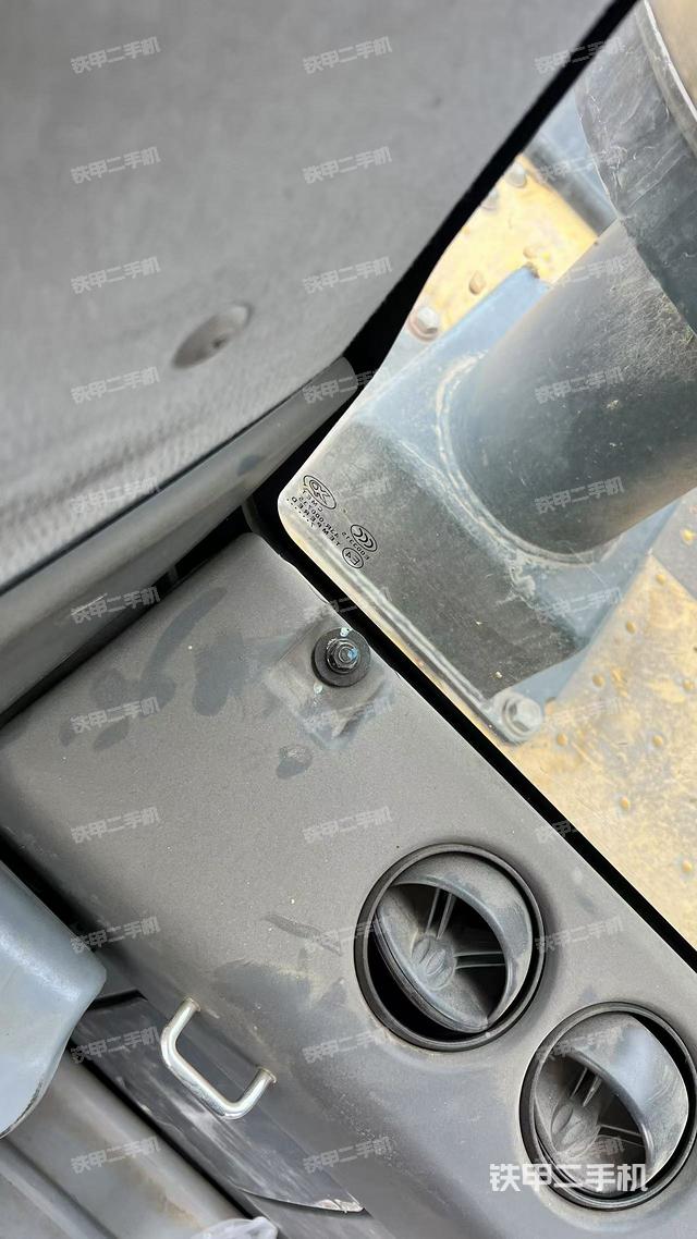 后窗玻璃角標（駕駛室部分）