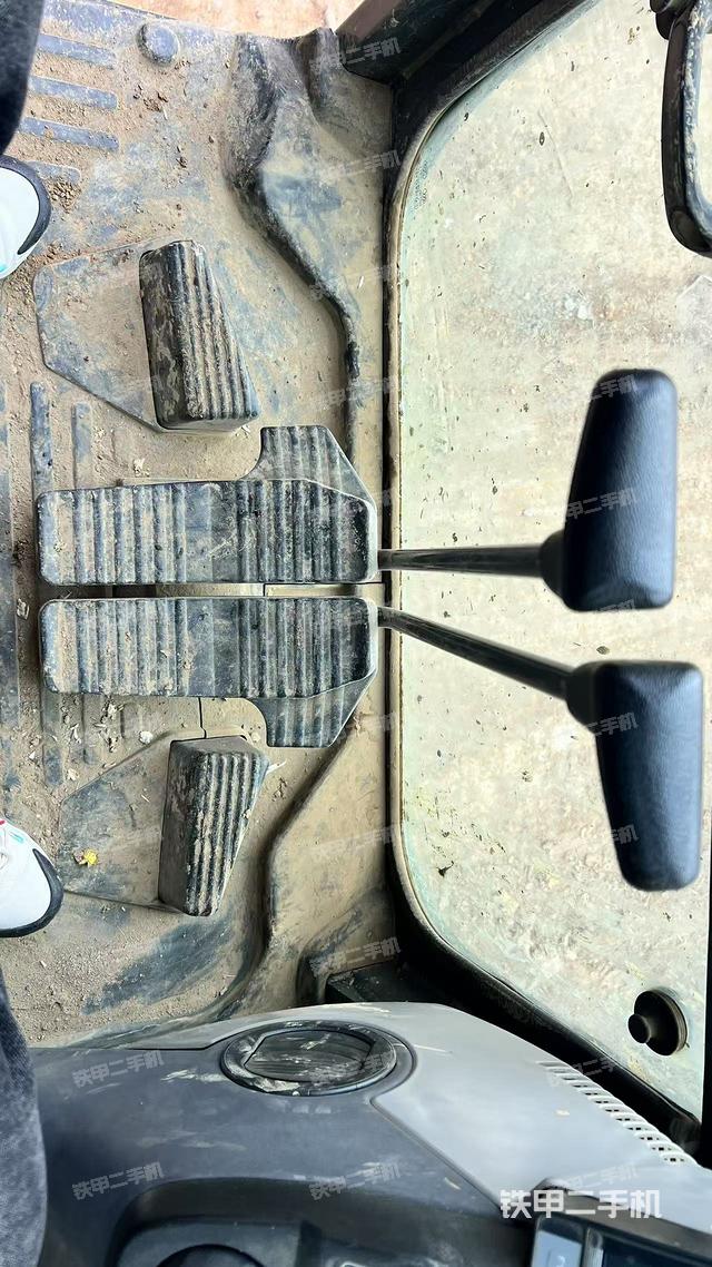 行走控制手柄和踏板?俯拍（駕駛室部分）