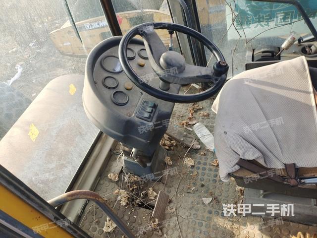 駕駛室頂蓬內（壓路機駕駛室）