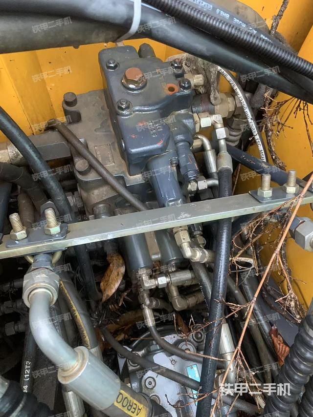 回轉(zhuǎn)馬達(dá)和主控閥（整機(jī)外觀）