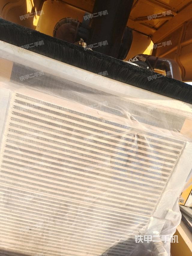 發(fā)動(dòng)機(jī)左側(cè)全景（壓路機(jī)發(fā)動(dòng)機(jī)艙）