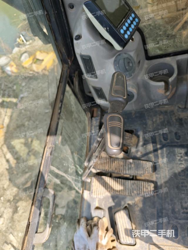 行走控制手柄和踏板 俯拍（驾驶室部分）