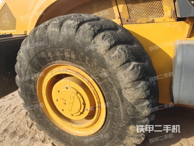 后輪左側(cè)全景（壓路機(jī)前后車架）