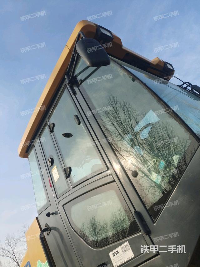 右側(cè)正面照（壓路機(jī)駕駛室）