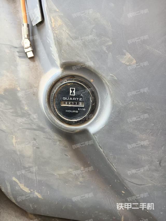 駕駛室頂部(整機(jī)外觀) 駕駛室頂部(整機(jī)外觀)