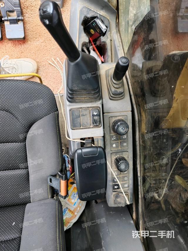 座椅左側(cè)控制臺(tái)/音響/含左手柄（駕駛室部分）