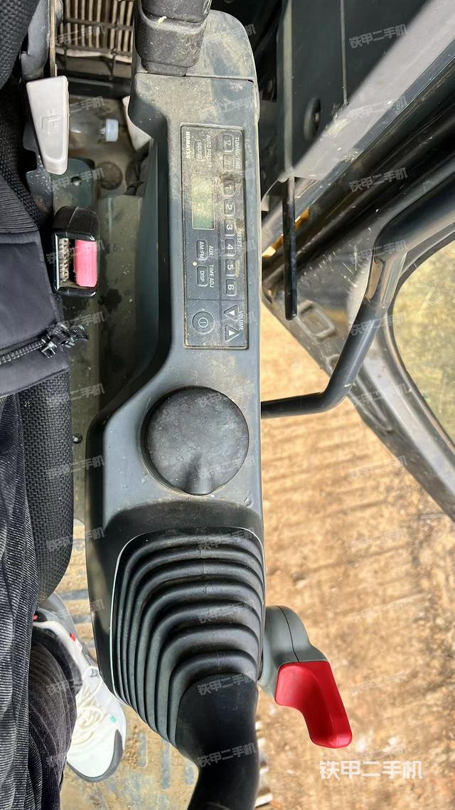 座椅左側(cè)控制臺/音響/含左手柄（駕駛室部分）