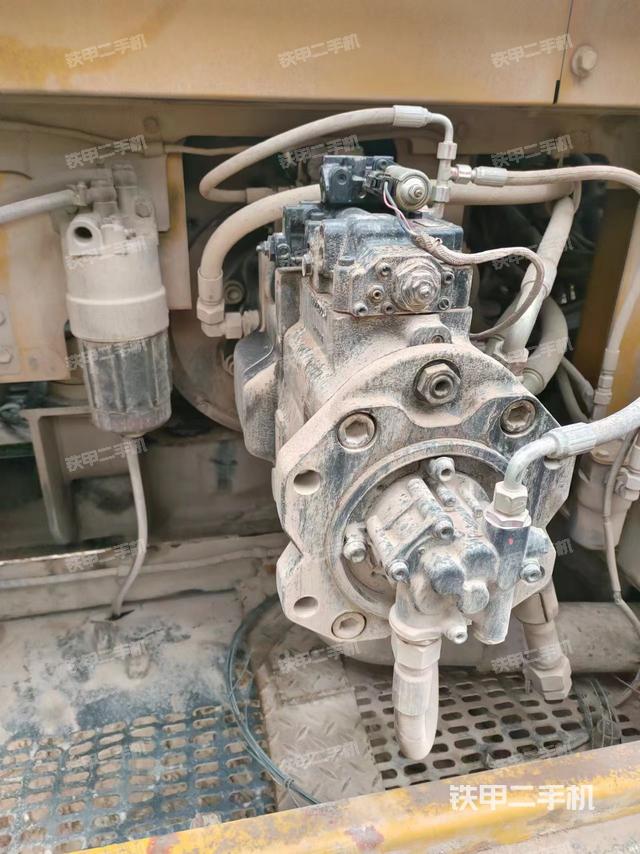 液压泵舱室正面整体（整机外观）