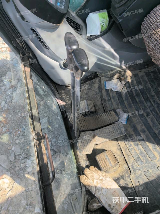 行走控制手柄和踏板?俯拍（駕駛室部分）