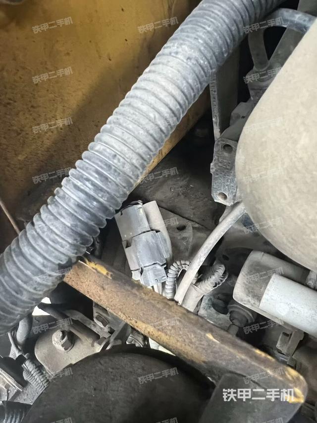 液壓泵艙室正面整體（整機外觀）