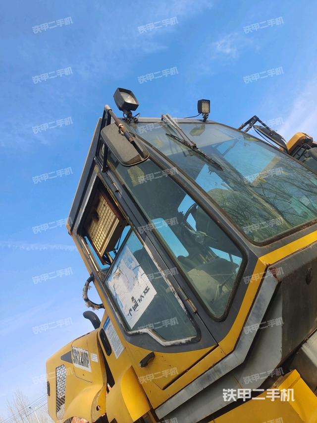 右側正面照（壓路機駕駛室）