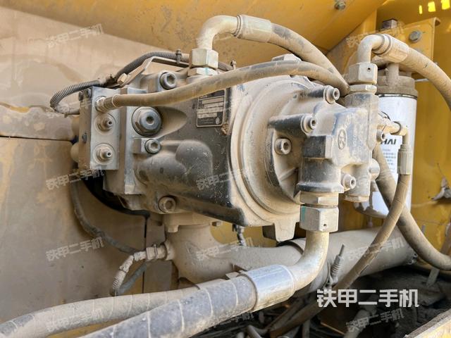 液壓泵艙室正面整體(整機外觀) 液壓泵艙室正面整體(整機外觀)