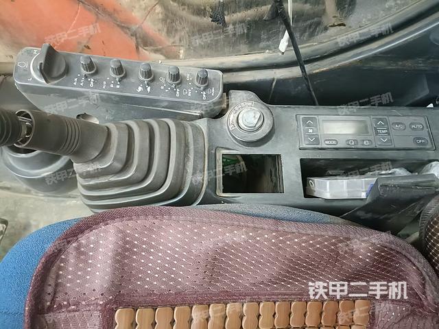 座椅右側(cè)控制臺(tái)/鑰匙門(mén)/油門(mén)/含右手柄（駕駛室部分）