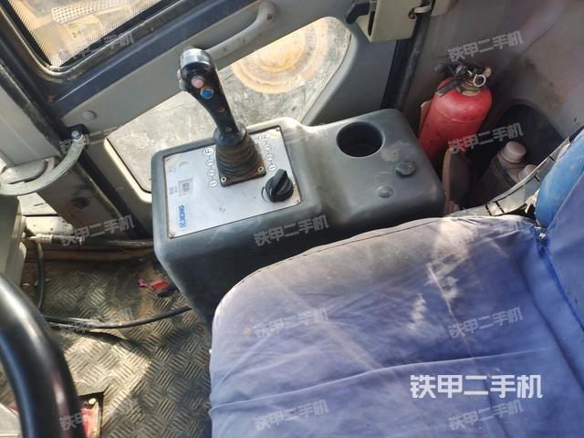 駕駛室側(cè)向上照全景（壓路機(jī)駕駛室）