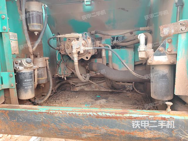 液壓泵艙室正面整體（整機外觀）