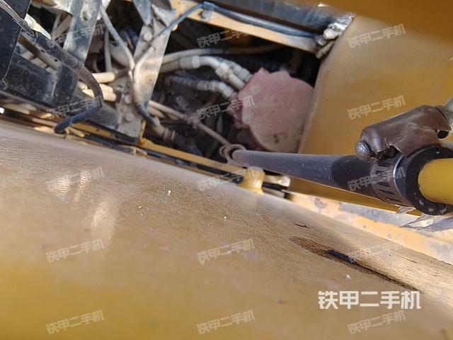 回转马达和主控阀(整机外观) 回转马达和主控阀(整机外观)