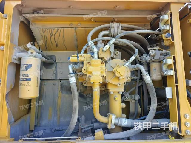 液壓泵艙室正面整體（整機(jī)外觀）