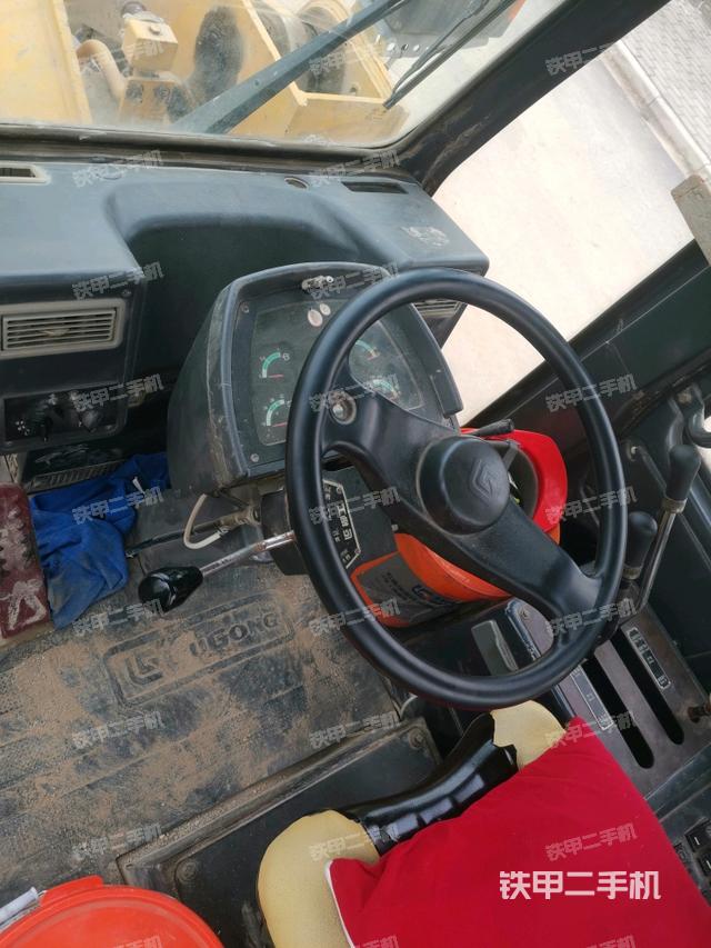 駕駛室內(nèi)部（駕駛室部分）