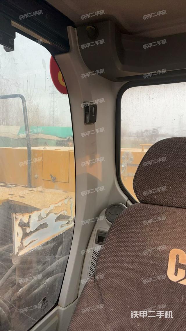 行走控制手柄和踏板?俯拍（駕駛室部分）