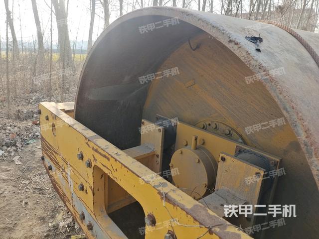 前輪右側減震塊連接及部件（壓路機前后車架）