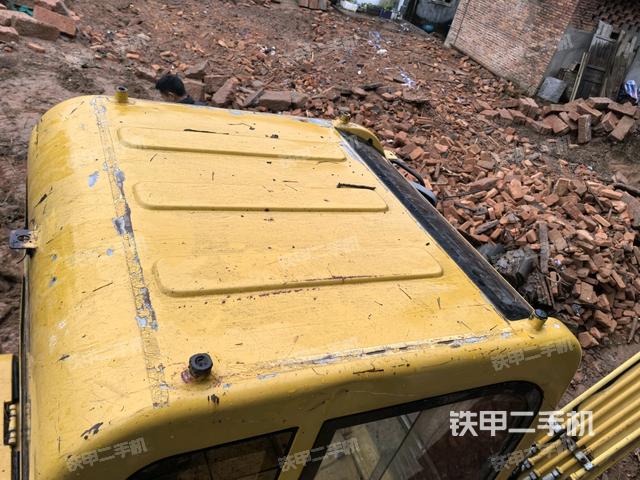 駕駛室頂部(整機(jī)外觀(guān)) 駕駛室頂部(整機(jī)外觀(guān))