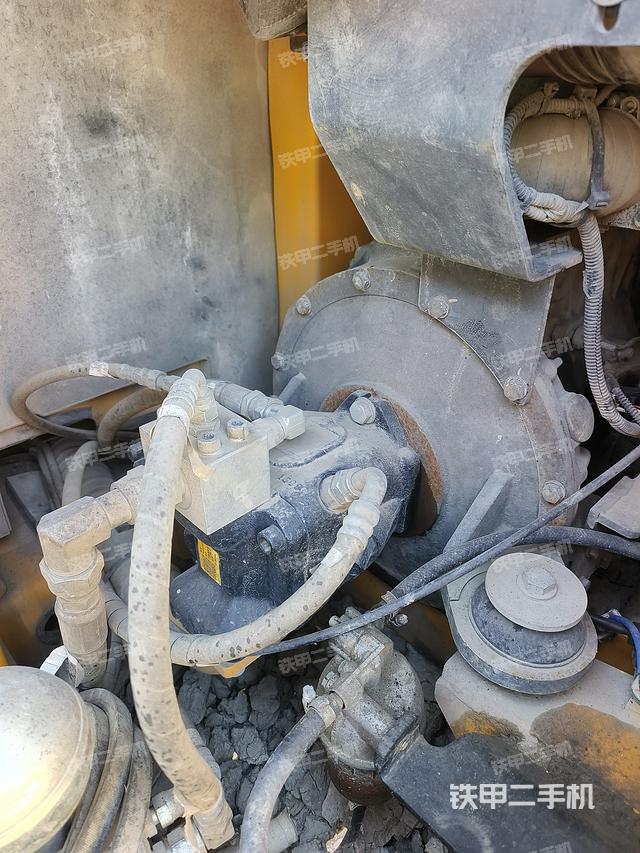 液壓泵艙室正面整體（整機外觀）