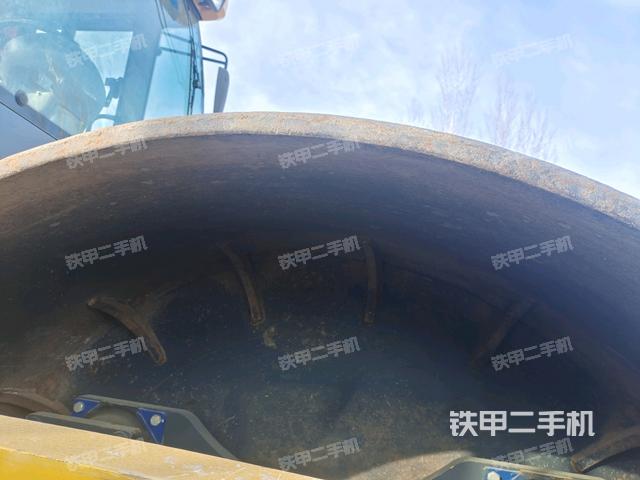 后輪右側(cè)全景（壓路機(jī)前后車架）